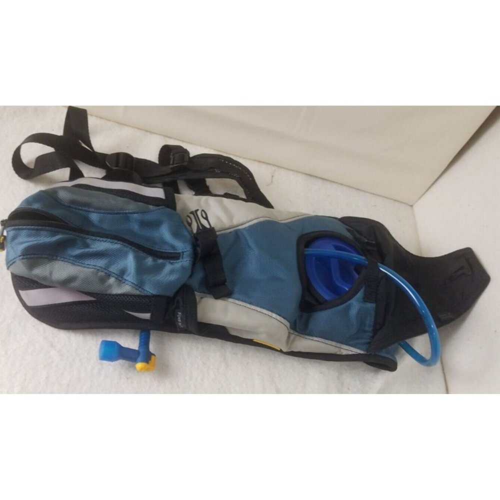 Camelbak Rogue Hydration Pack With Bladder Pocket… - image 3